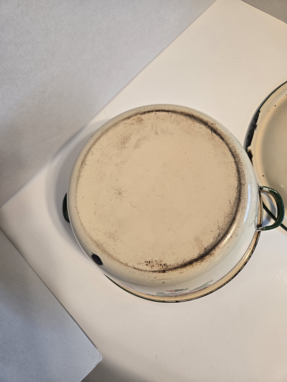 Vintage 1970s Cream Enamel Pot with Red Floral Design,Green Trim. - Picture 9 of 13